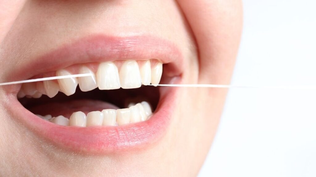 The Correct Way to Floss Your Teeth